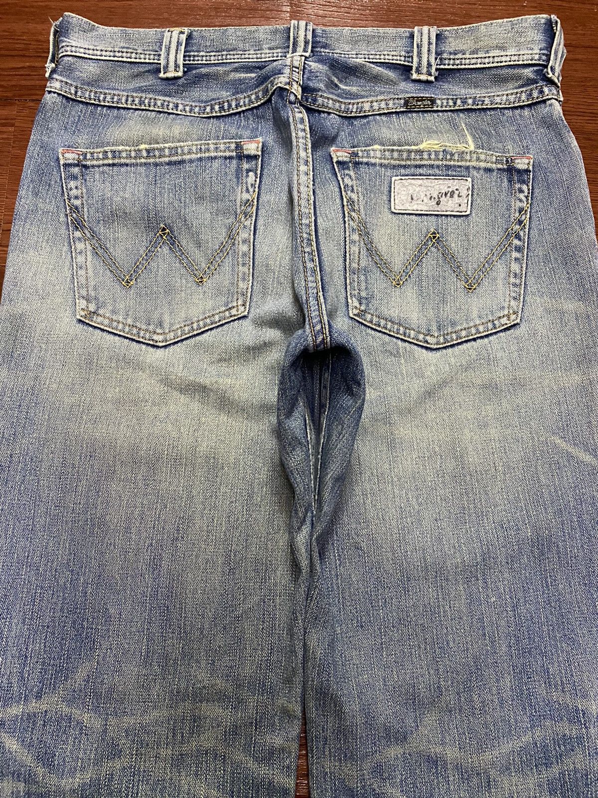 Japanese Brand Vintage Wrangler Faded Wash Distressed Loose Jeans Size US 33 - 4 Thumbnail