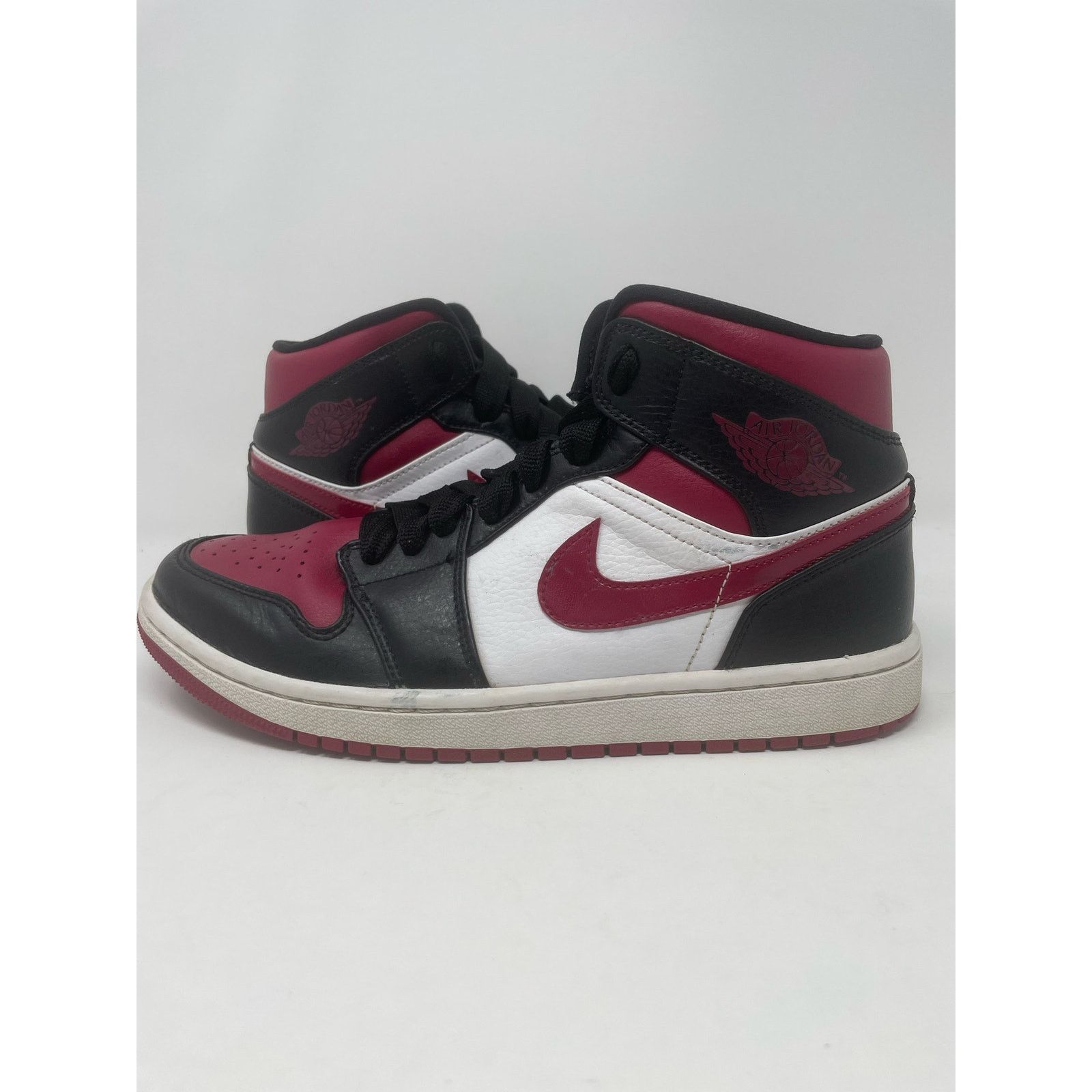 Jordan Brand Nike Air Jordan Retro 1 Mid Red Black 554724-066 Men Size 8 Size US 8 / EU 41 - 1 Thumbnail