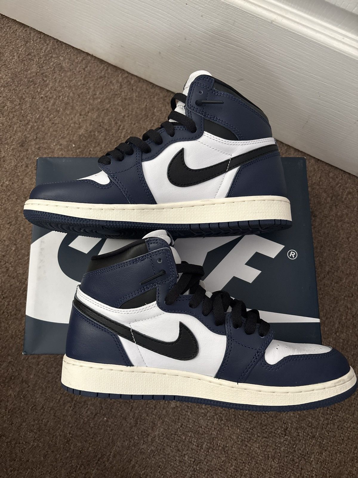 Jordan Brand Air Jordan 1 Retro High OG GS 'Midnight Navy' Size US 7 / EU 40 - 2 Thumbnail