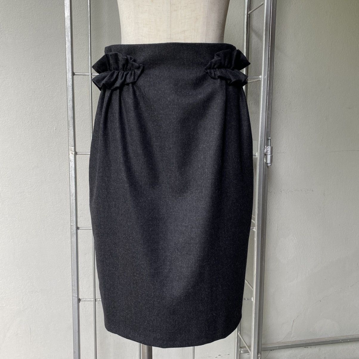 Moschino MOSCHINO Black Pencil Skirt with Side Ruffles Size 28" / US 6 / IT 42 - 7 Thumbnail