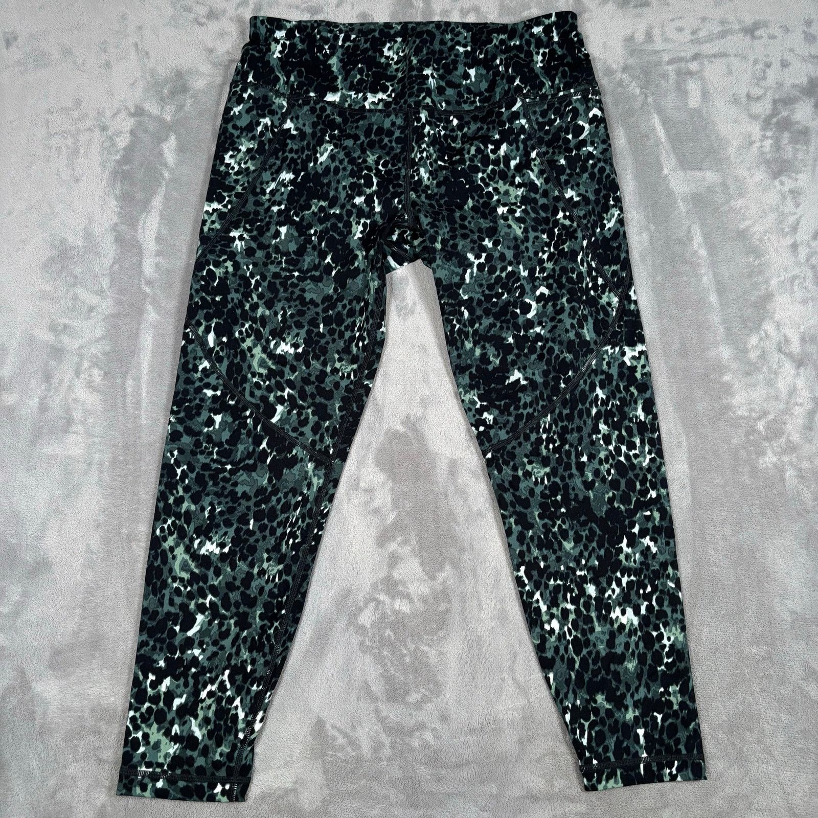 Sweaty Betty Sweaty Betty Power Capris Green Leopard Print Size XL US 12 Size 34" / US 12 / IT 48 - 1 Thumbnail