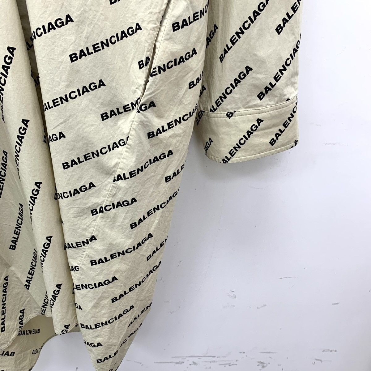 Balenciaga Balenciaga Khaki Sleeve Asymmetrical Shirt Dress K26WX Size XXS / US 00 / IT 34 - 4 Thumbnail