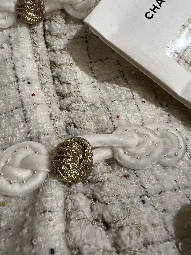 Chanel Chanel 25a white buckle jacket Size XS / US 0-2 / IT 36-38 - 3 Thumbnail