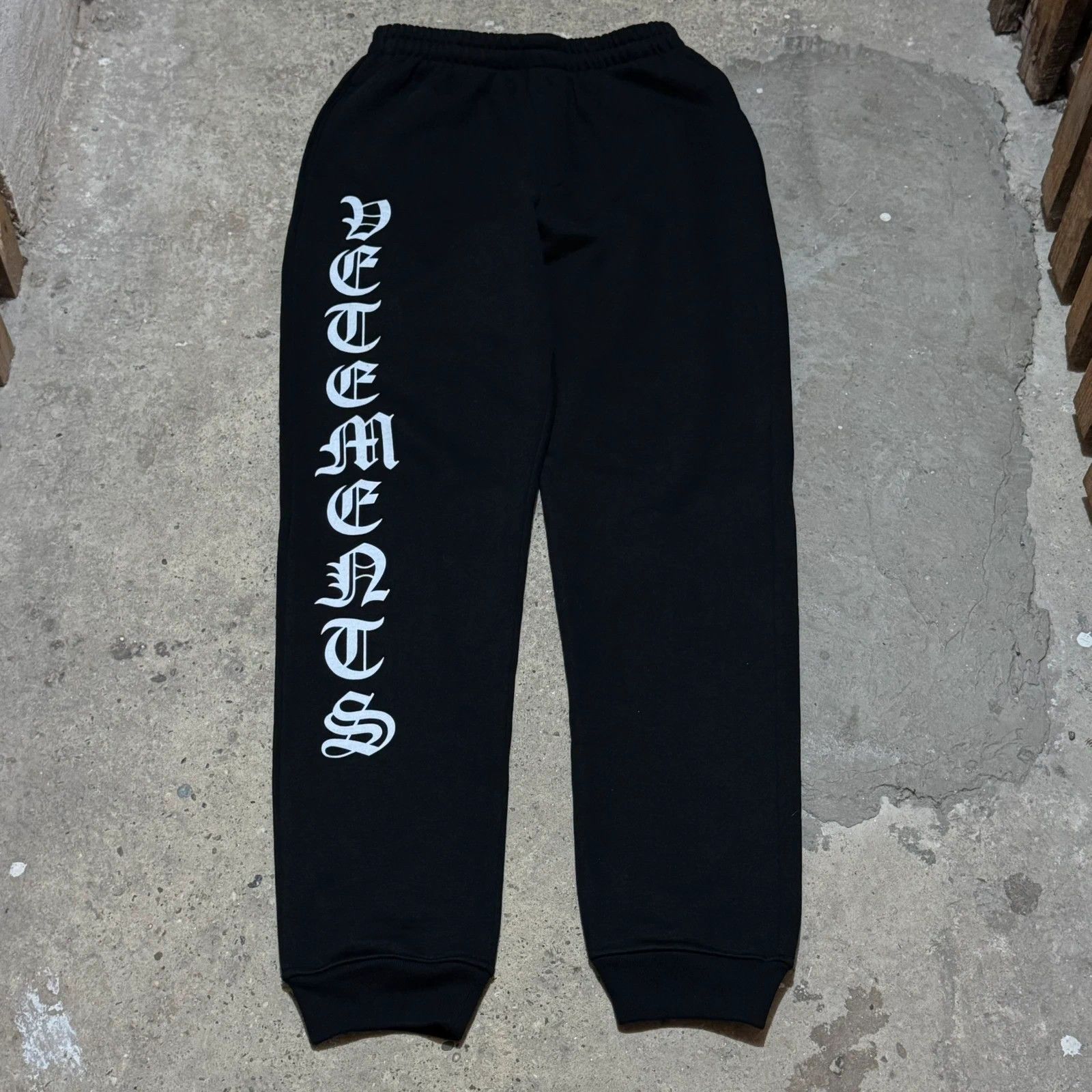 Vetements F/W 2020 Vetements gothic logo sweatpants Size US 30 / EU 46 - 1 Thumbnail