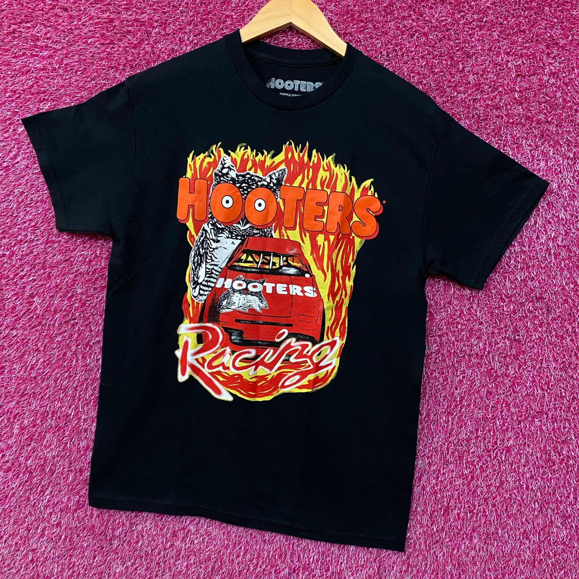 Other Hooters Flaming Racing Car Graphic T-Shirt Medium Size US M / EU 48-50 / 2 - 3 Thumbnail