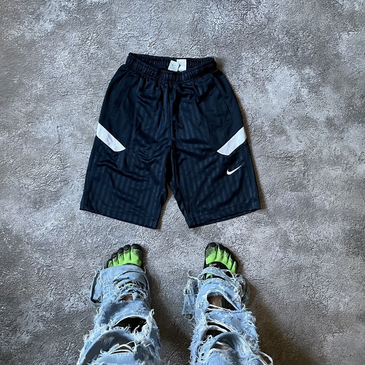Nike Vintage Y2K Nike Short Logo Sportwear Casual Buymypiece 90s Size US 30 / EU 46 - 1 Thumbnail