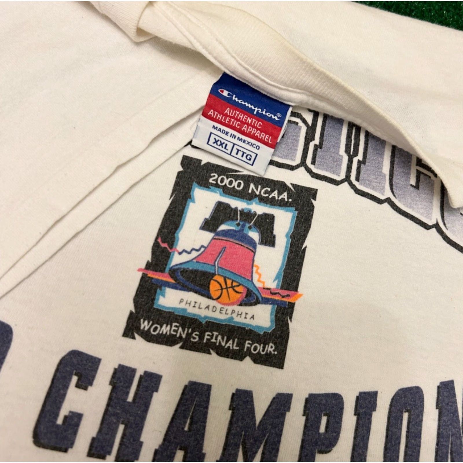 Champion VINTAGE 90s NCAA Womens Final Four Connecticut Champions 2000 VTG Shirt Mens XXL Champion White Short Sleeve T-Shirt Size XXL / US 16-18 / IT 52-54 - 2 Thumbnail