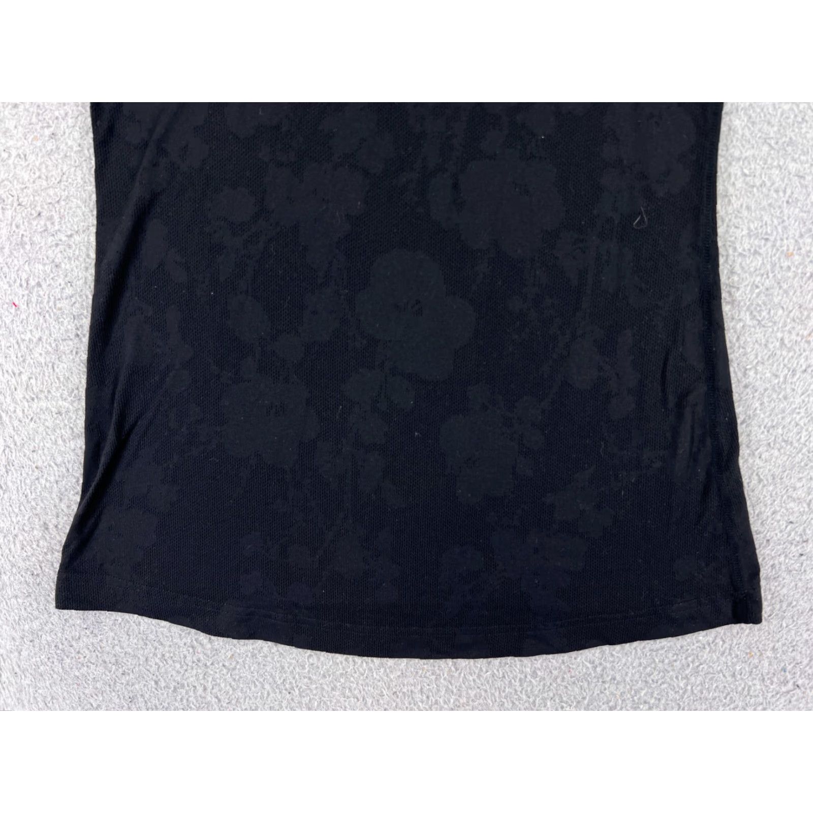 Lululemon Lululemon Shirt Women 4 Black Camo Floral Rose Racerback Tank Top Run Nulu Shirt Women Brand Lululemon 4 Black Rose Floral Racerback Tank Top Nulu Size S / US 4 / IT 40 - 5 Thumbnail