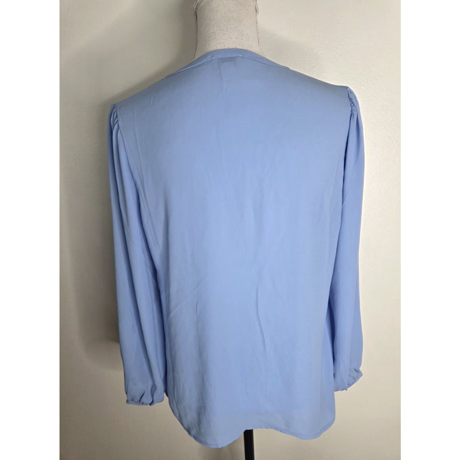 J.Crew J.CREW Blouse Women's V-Neck Blue Long Sleeve Size S Career Shoulder 16 Sleeves 22 Bust 40 Waist 38 Length 26 Pleated Solid Regular Vintage: No Size S / US 4 / IT 40 - 3 Thumbnail
