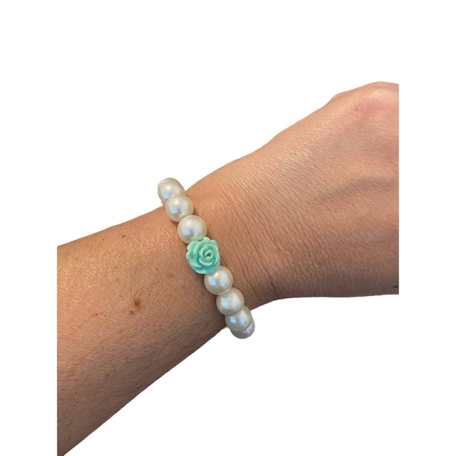 Handmade mint green and white faux pearl bracelet Size ONE SIZE - 1 Thumbnail