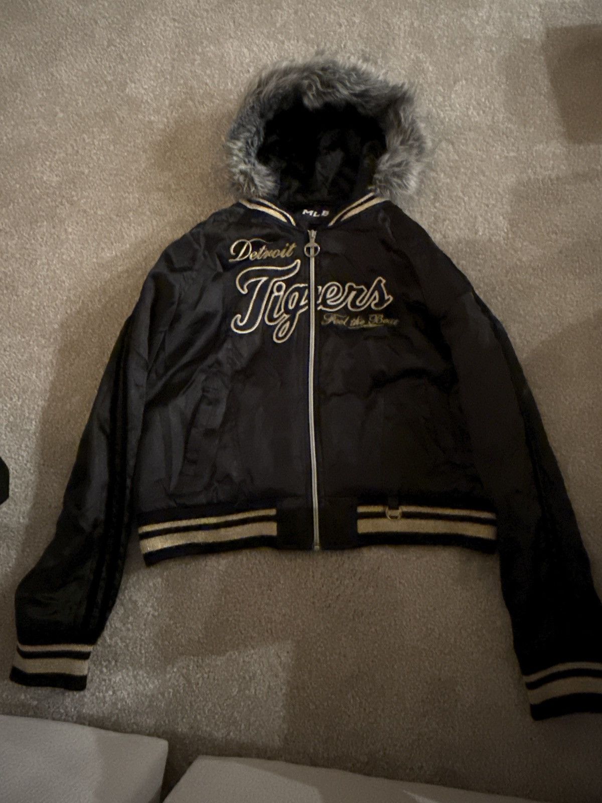 MLB Detroit Tigers y2k Fur Hood Bomber Jacket Size M / US 6-8 / IT 42-44 - 1 Thumbnail