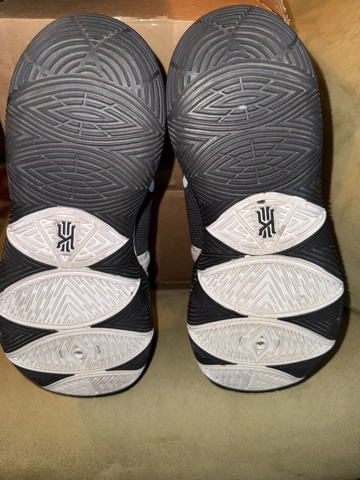 Nike Kyrie V Team Black Magic mid, OG Box, EXC! Minimal Use!