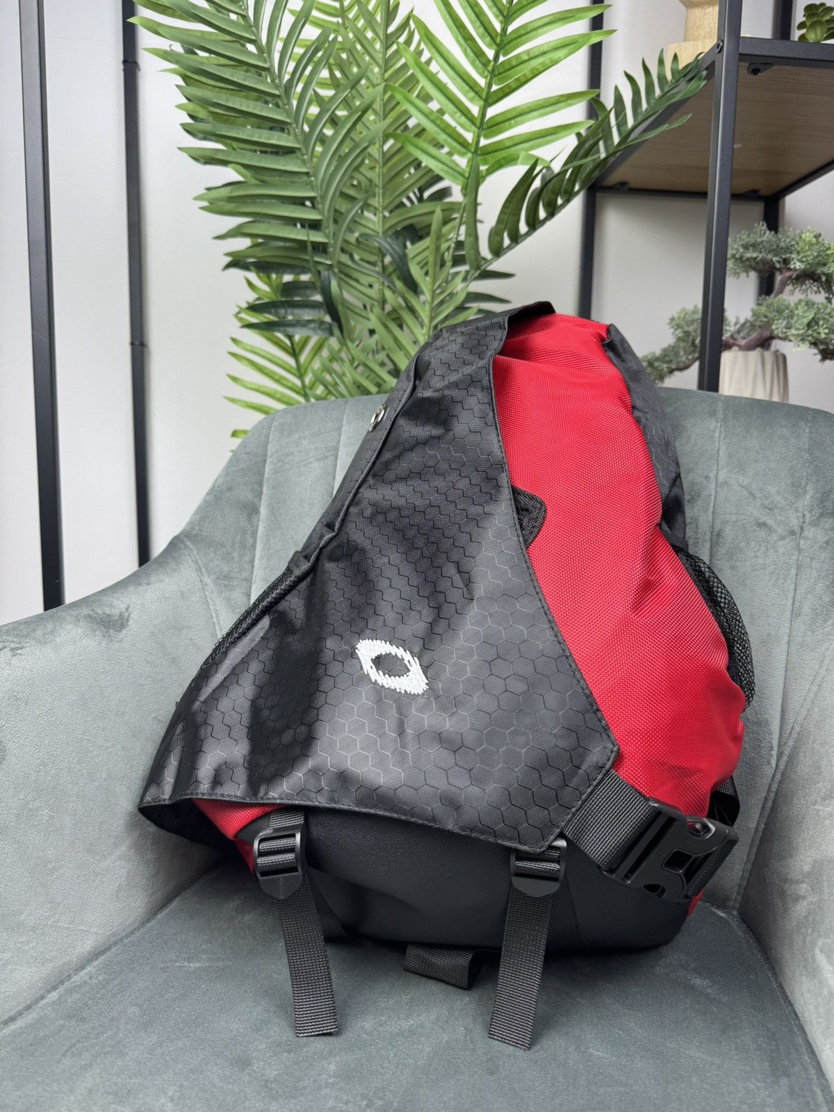 Oakley × Streetwear × Vintage Style “Crossbody Vintage Oakley