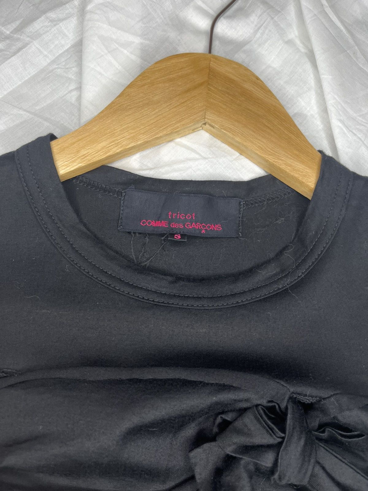 Tricot Comme des Garcons ⦁ tricot COMME des GARÇONS Black Satin Bow T-Shirt Size S / US 4 / IT 40 - 2 Thumbnail