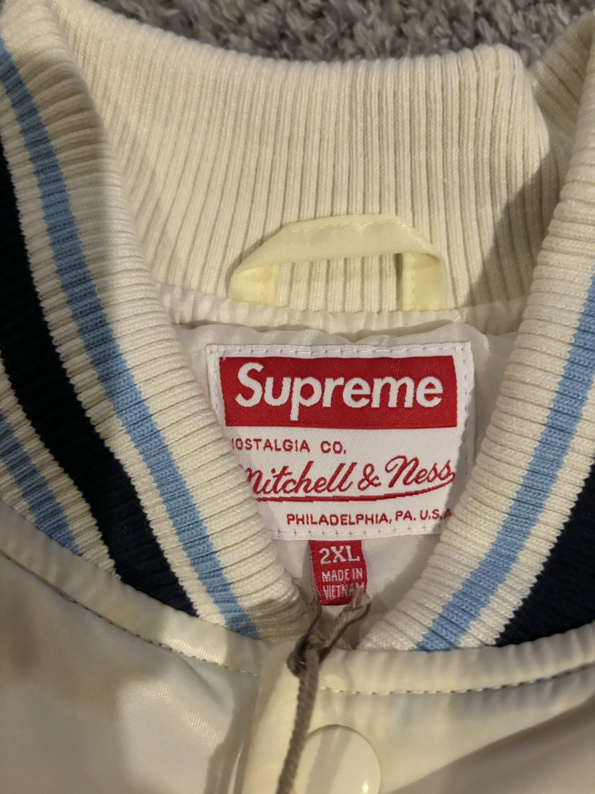 supreme mitchell&ness コラボ スタジャン ホワイト 話題コラボ！Supreme x Mitchell & Ness Satin Varsity Jacket