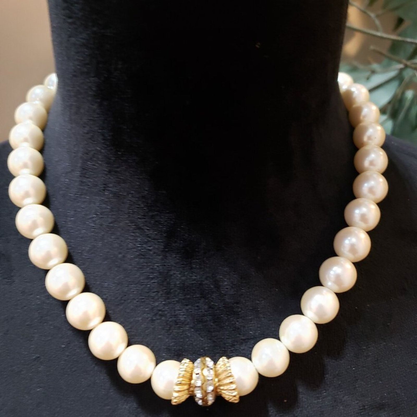 The Unbranded Brand Fashion Gold Tone White Faux Pearls Necklace Jewelry Size ONE SIZE - 2 Thumbnail