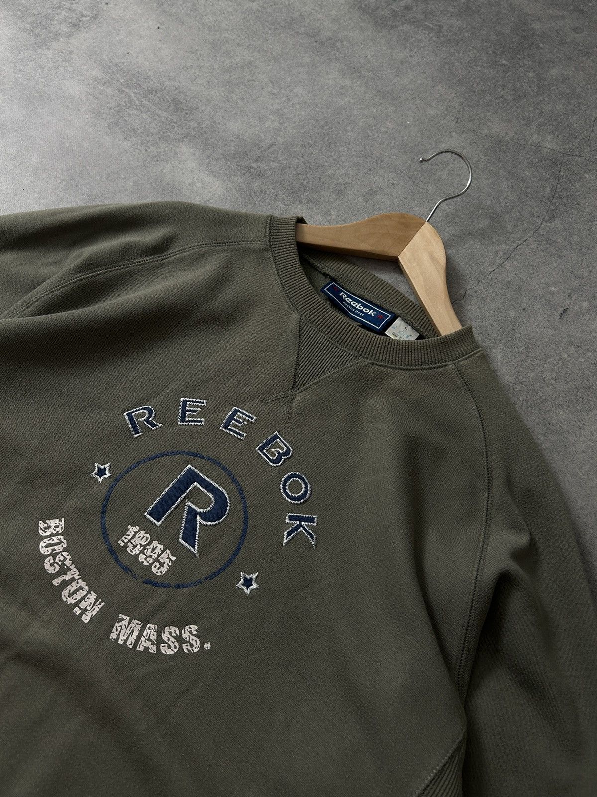 Reebok Vintage Reebok Boston mass big logo sweatshirt mens Size US L / EU 52-54 / 3 - 4 Thumbnail