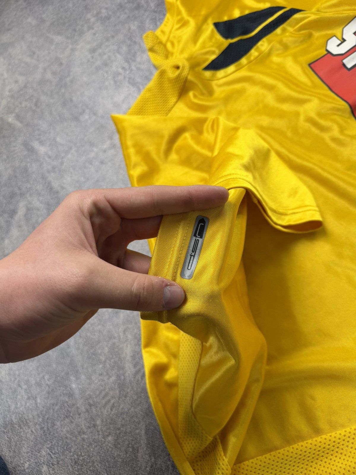 Puma Puma BSC Young Boys 2000s Home Jersey / OBI Sponsor Patch Size US M / EU 48-50 / 2 - 13 Thumbnail
