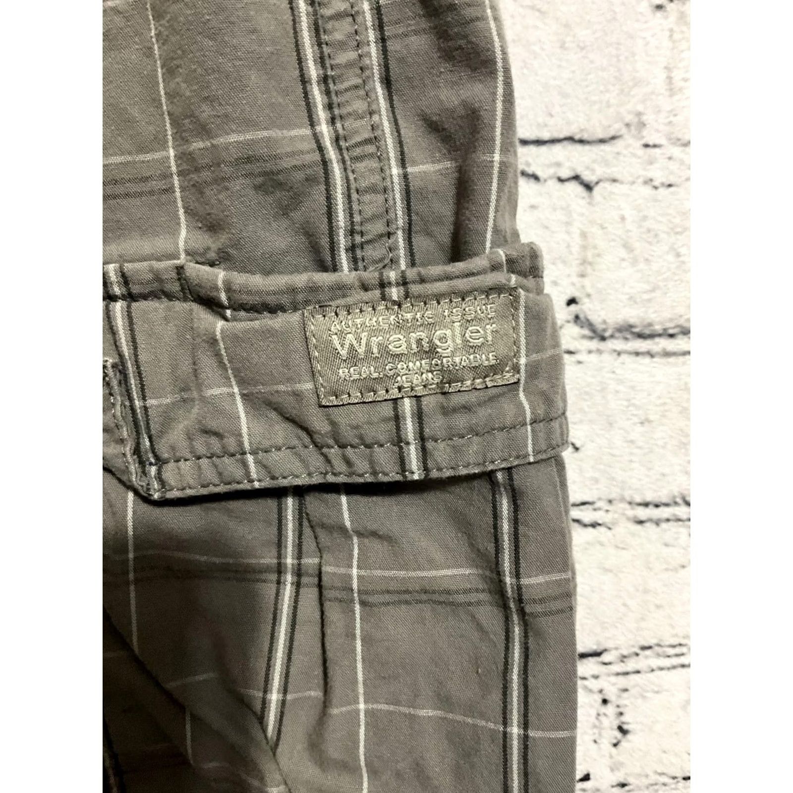 Wrangler Wrangler Men's Cargo Shorts Plaid Pattern Gray 36 Casual Button 9in Inseam Cotton Regular Mens Size US 36 / EU 52 - 2 Thumbnail