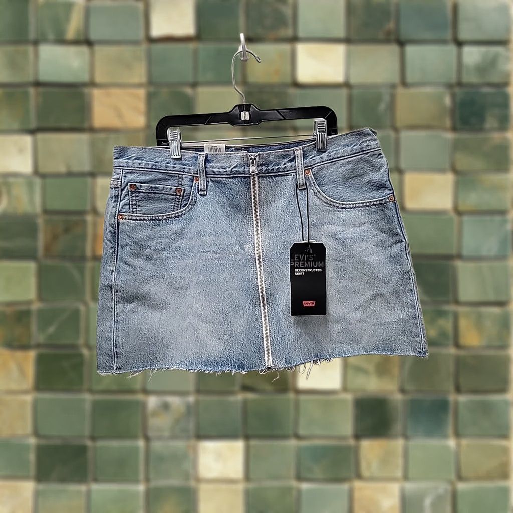 Levi's NWT Levi's Denim Skirt Full Zipper Front Size 32 Mini Short Pockets Women Skirt Spring Summer Fall Vintage No Mens Girls Mens Size 24" / US 00 / IT 34 - 1 Thumbnail