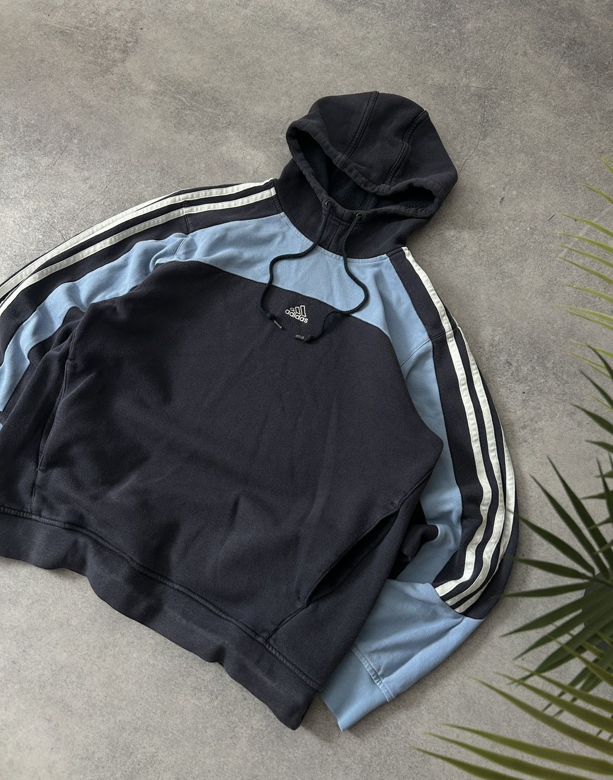 Adidas Vintage Adidas Central logo hoodies mens Size US S / EU 44-46 / 1 - 2 Thumbnail