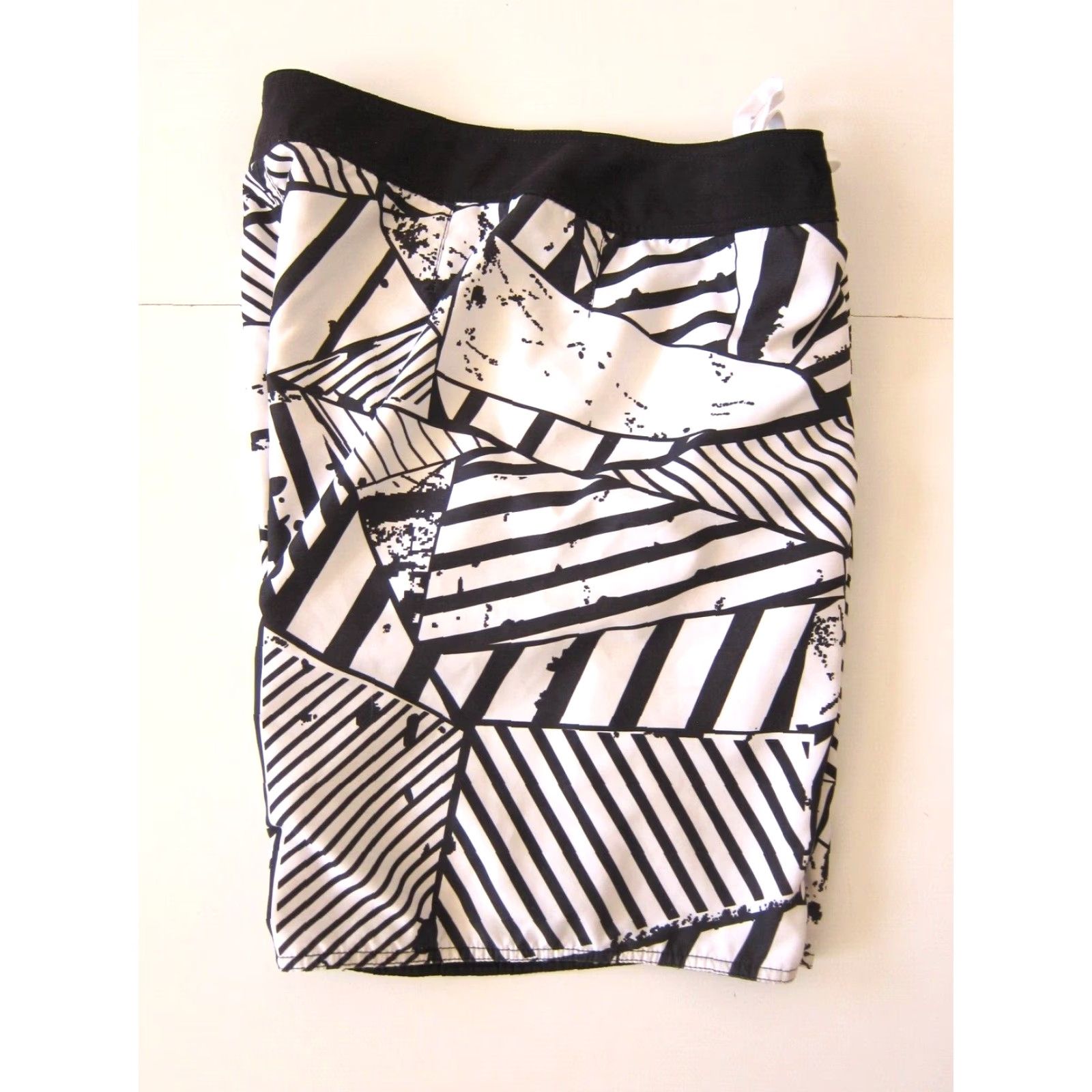 Swims Tony Hawk Black White Abstract Lined Beach Swim Board Shorts Men Size 36 Size US 36 / EU 52 - 6 Thumbnail