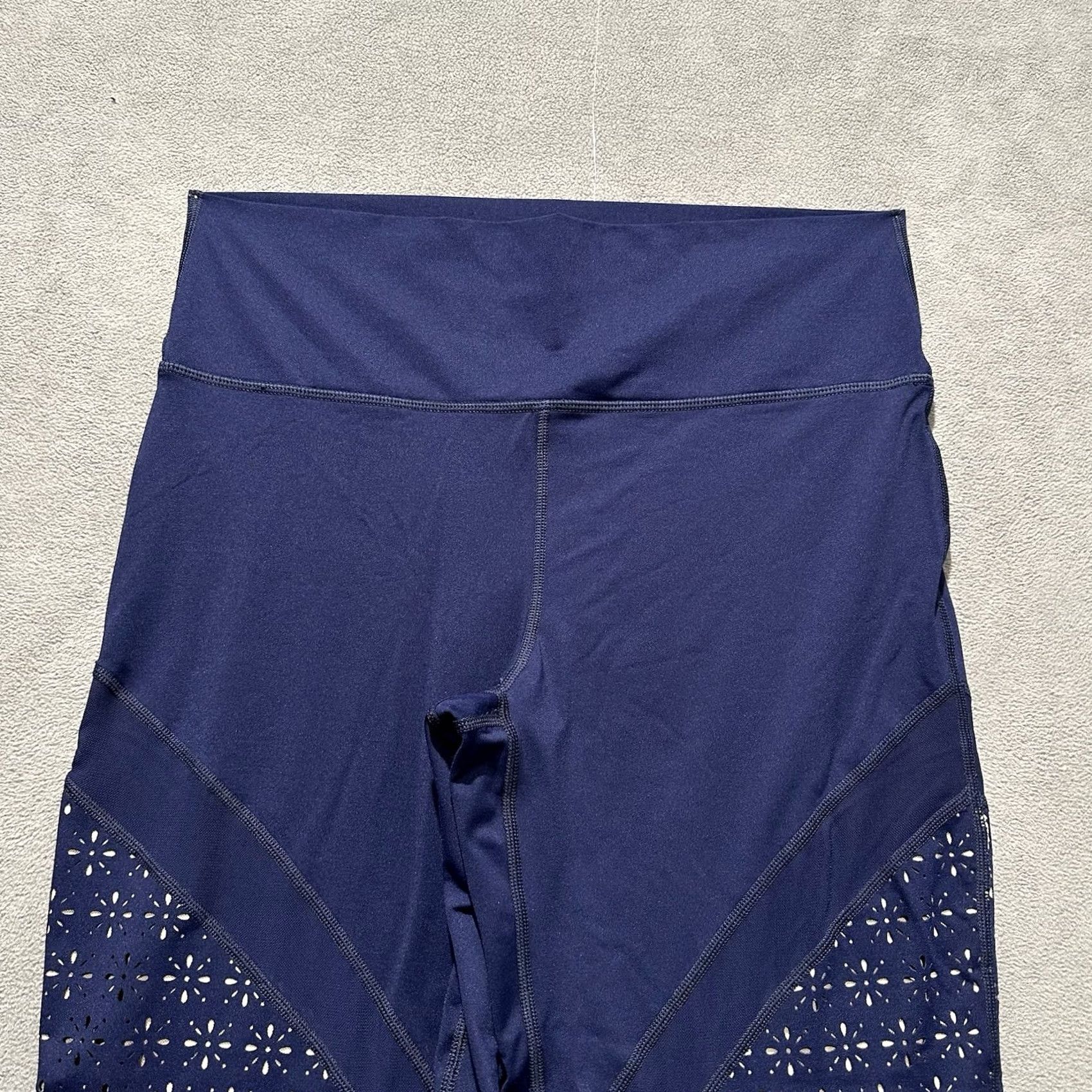 Vintage Aerie Leggings Womens XL Blue Floral Laser Cut Cropped Move Chill Activewear Yoga Size 40" / US 18 - 3 Thumbnail