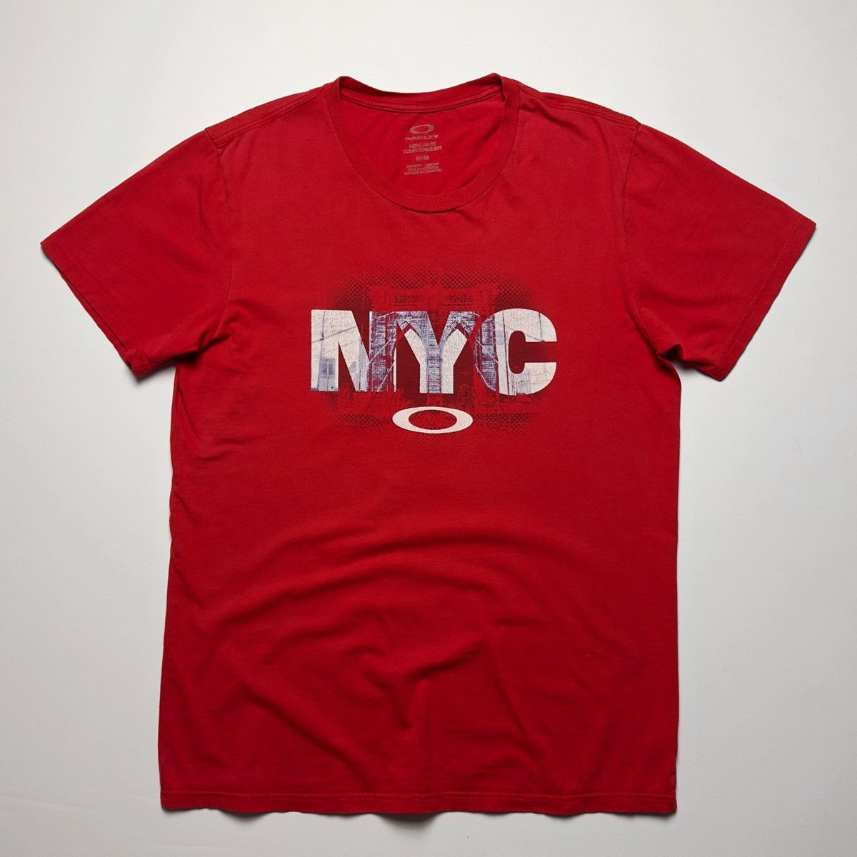 Oakley Oakley NYC New York City Cityscape Graphic Logo Tee Red Size US M / EU 48-50 / 2 - 1 Thumbnail