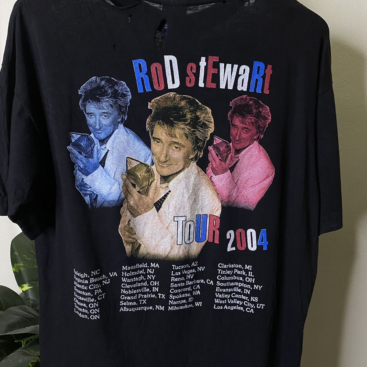 Band Tees × Vintage Vintage 2004 Rod Stewart Tour Distressed Tee Size US L / EU 52-54 / 3 - 6 Thumbnail