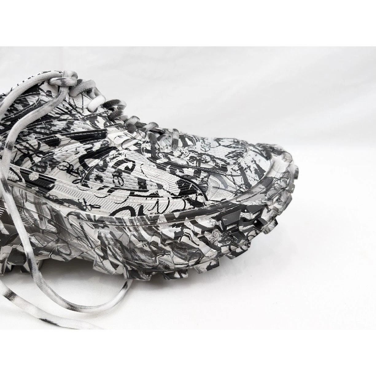Balenciaga o1rshd1 Bouncer Extreme Graffiti Print in White/Black Size US 10 / EU 43 - 2 Thumbnail