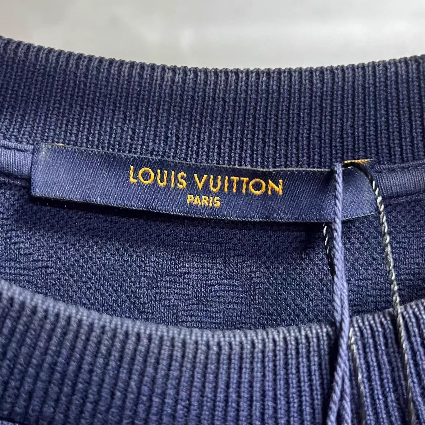 Louis Vuitton Louis Vuitton Navy 3D Pocket SS Tee XS Size US XS / EU 42 / 0 - 3 Thumbnail