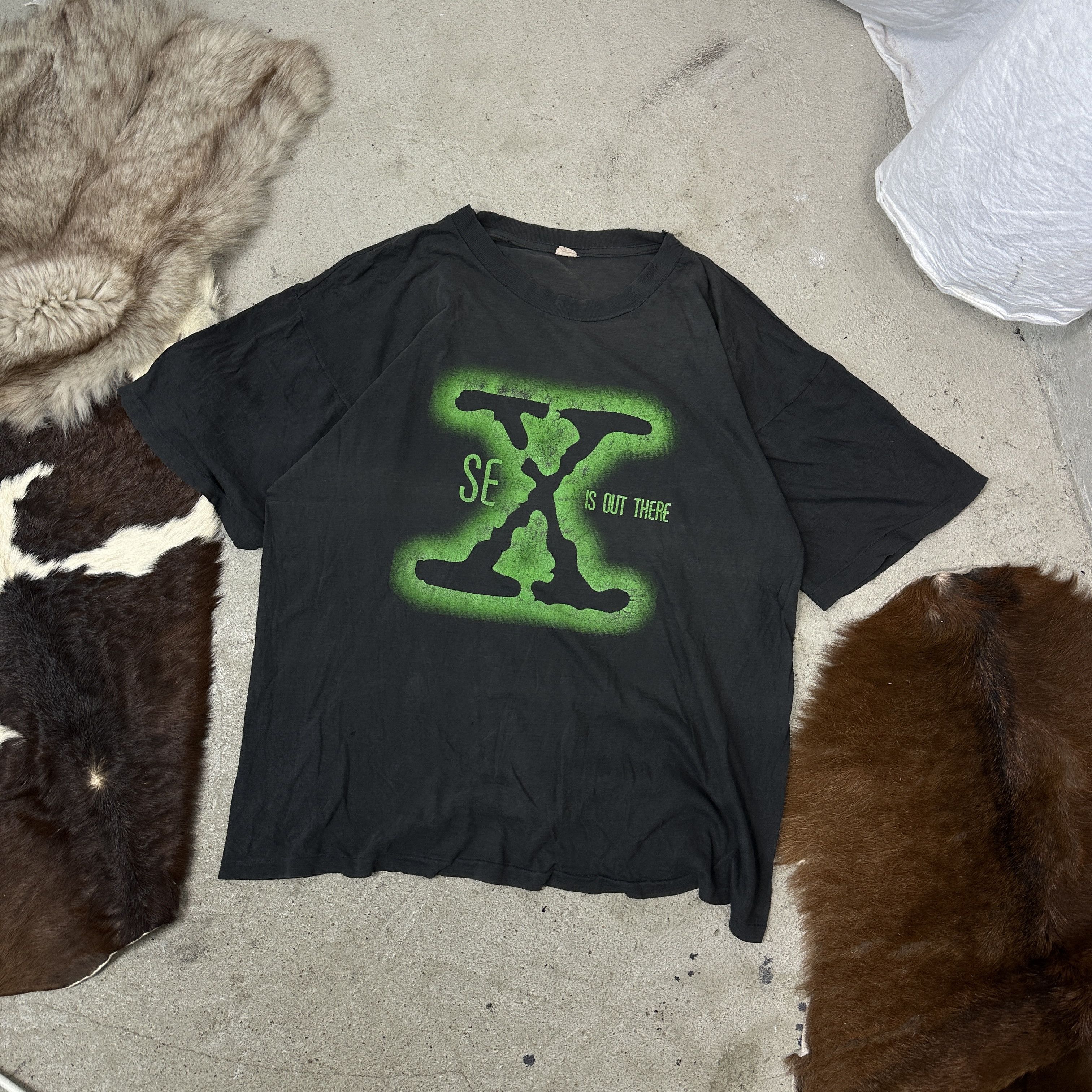Vintage Vintage Sex is out there X-Files Parody TrashedT-shirt 90s Size US XL / EU 56 / 4 - 1 Thumbnail
