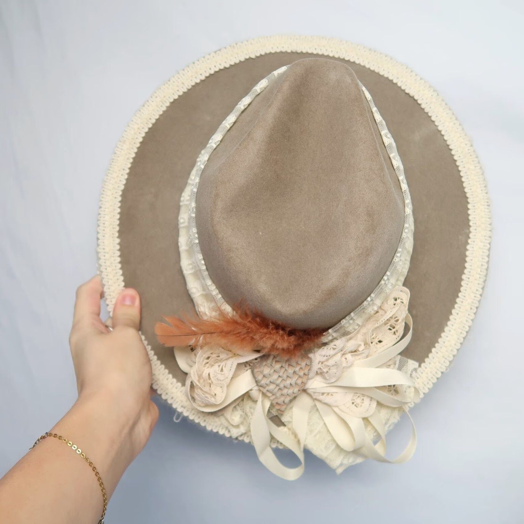 FELT VINTAGE Australian felt wool rancher hat with lace feather - taupe grey - wide brim - 6 7/8 - Hippy - 24" circumference - Excellent condition - Mens Size ONE SIZE - 6 Thumbnail
