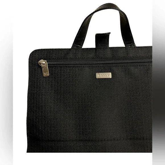 o1mj1ld1sgn0324 Size: OS Cosmetic Bags in Black