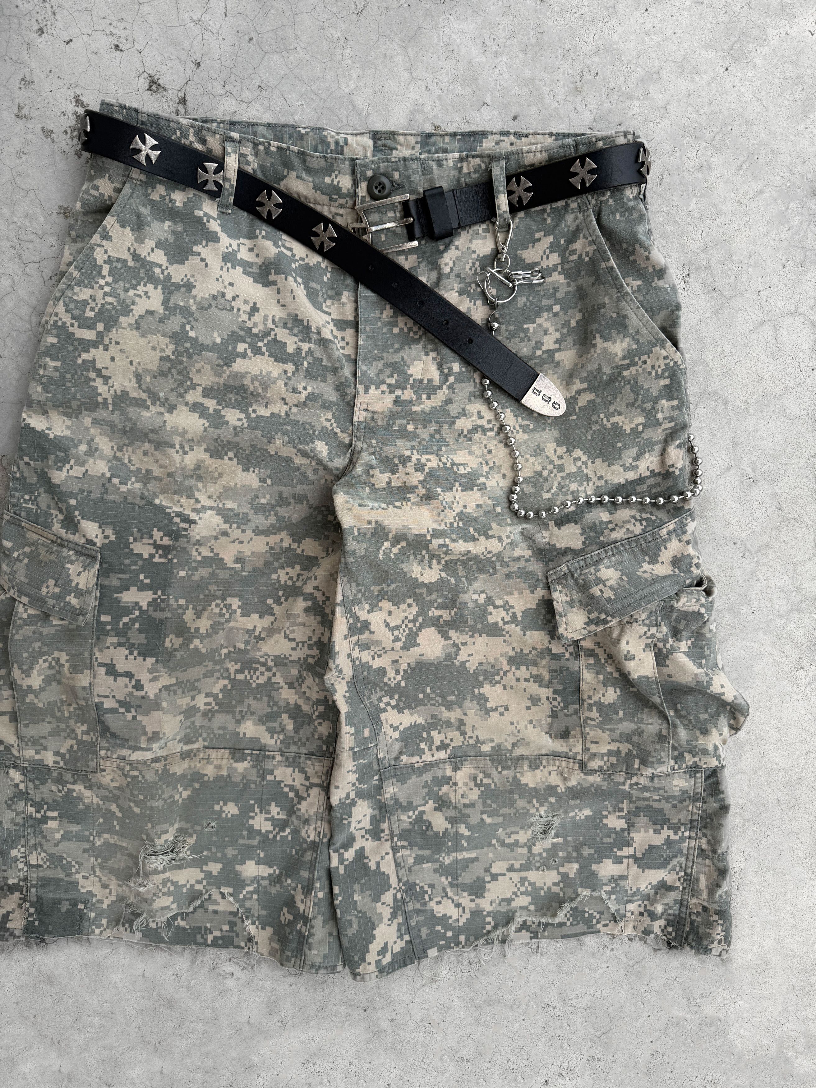 Vintage Vintage PIXELCAMO Cargo Shorts Size US 34 / EU 50 - 2 Thumbnail
