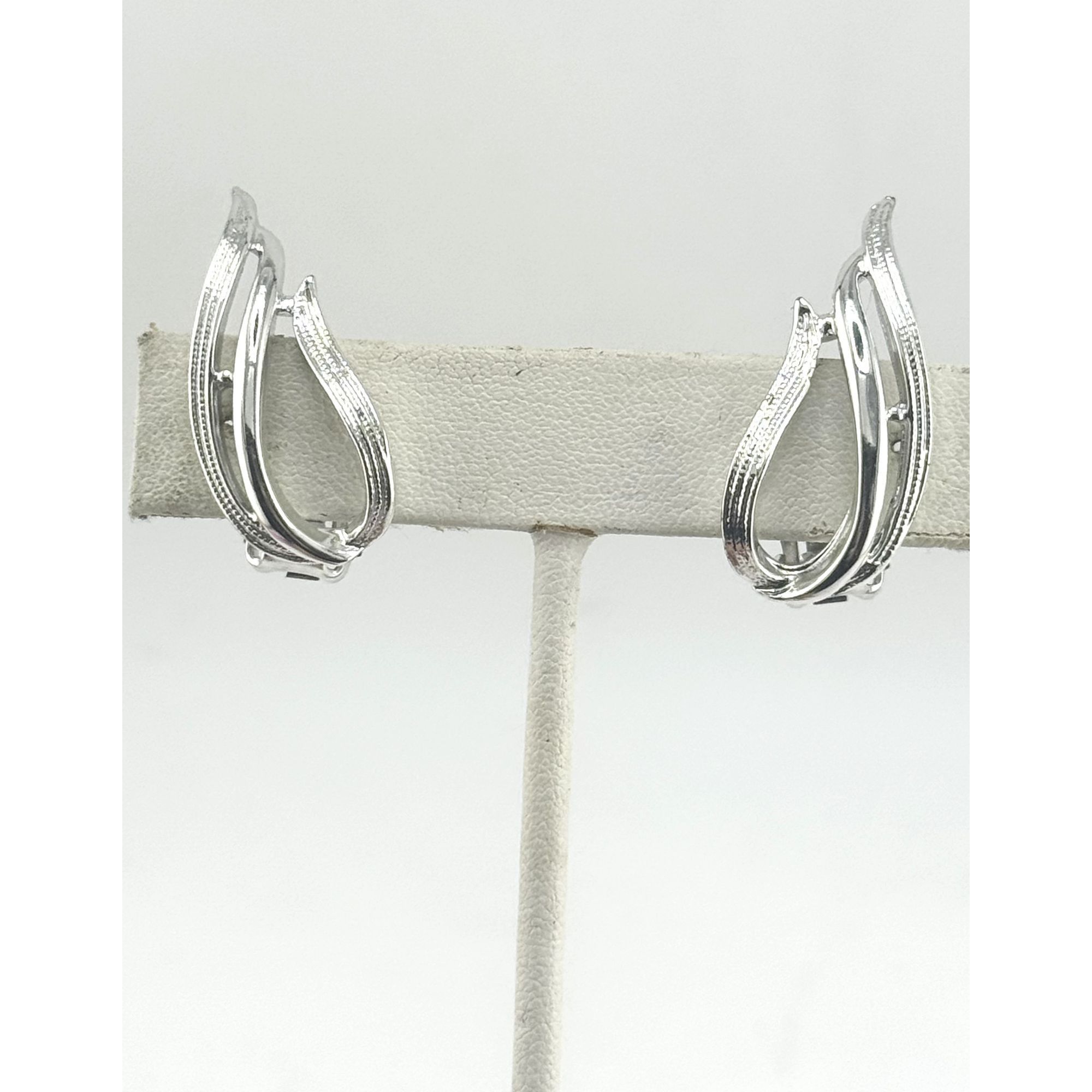 Vintage Vintage silver tone swirl clip on earrings Size ONE SIZE - 1 Thumbnail