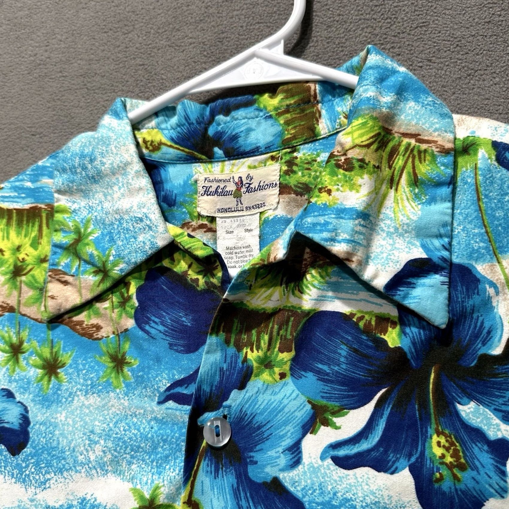 Vintage Vintage Hukilau Fashions Shirt Mens S Blue Palm Tree Tropical Honolulu Hawaiian Size US S / EU 44-46 / 1 - 3 Thumbnail