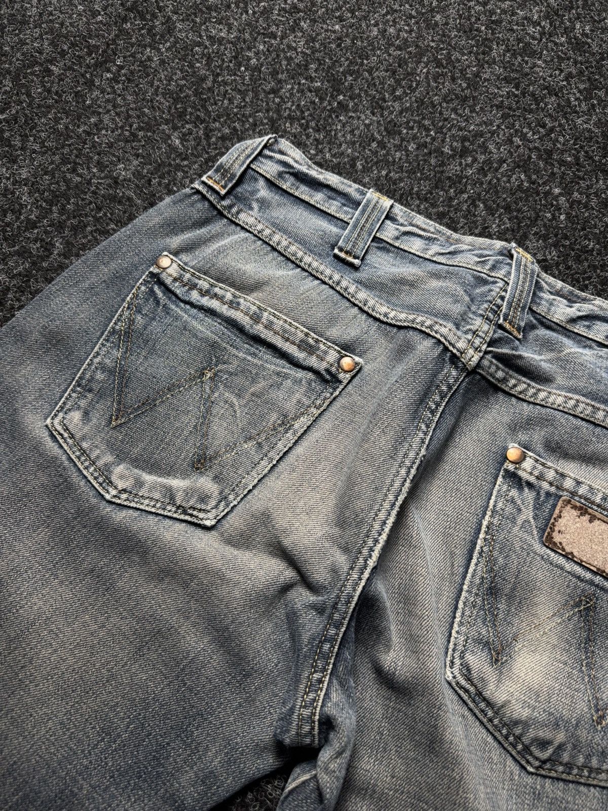 Wrangler Archive 90s Wrangler DAYTON Distressed Faded Bootcut Jeans Size US 32 / EU 48 - 19 Thumbnail