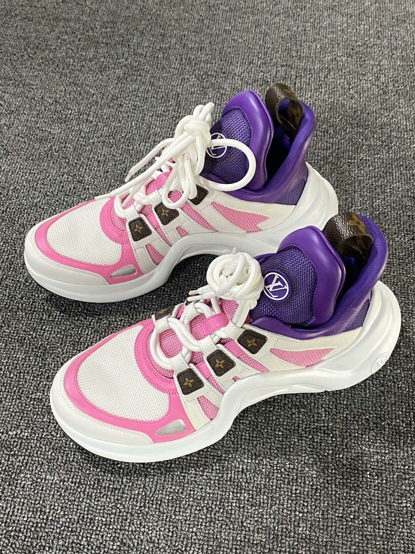 Louis Vuitton Louis Vuitton White Lowtop Sneakers us_7 Women Size US 7 / IT 37 - 1 Thumbnail