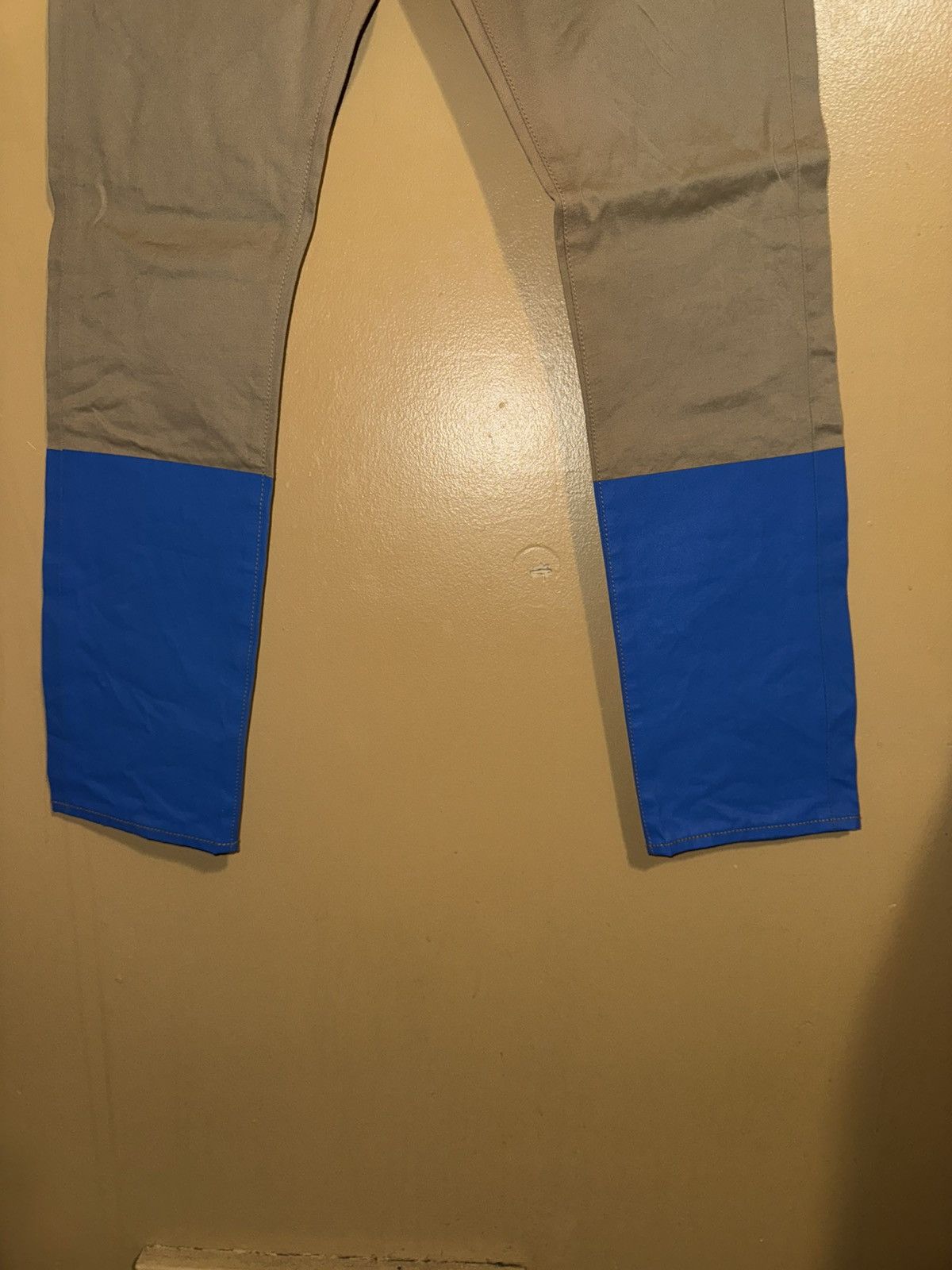 Levi's Levi’s khaki with royal blue color block legs nwot32/32 rare Size US 32 / EU 48 - 4 Thumbnail
