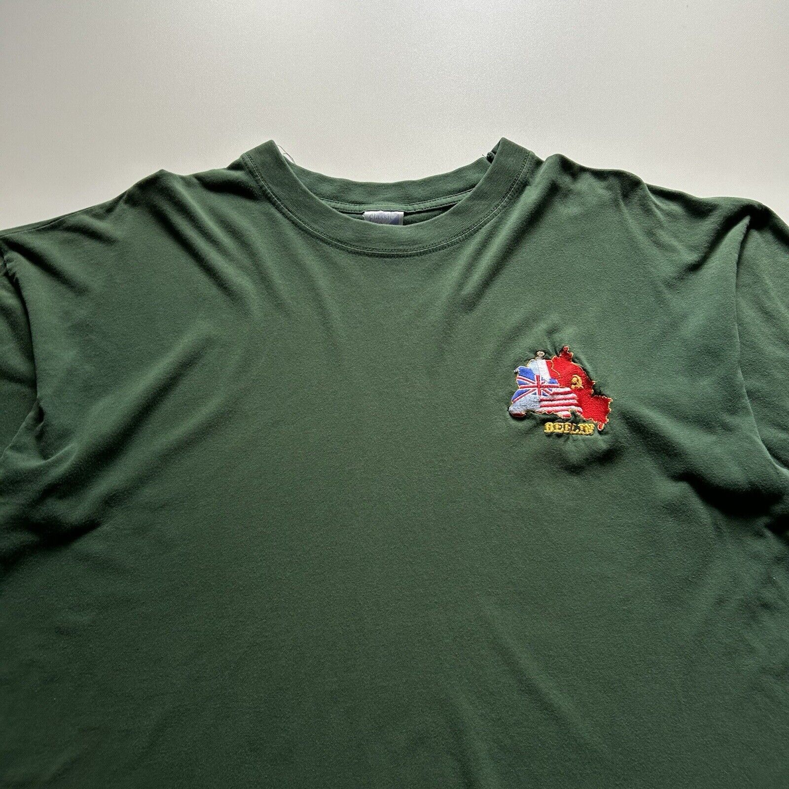 Vintage Vintage 90s Berlin West Germany Graphic T Shirt Faded Green Size US XL / EU 56 / 4 - 2 Thumbnail