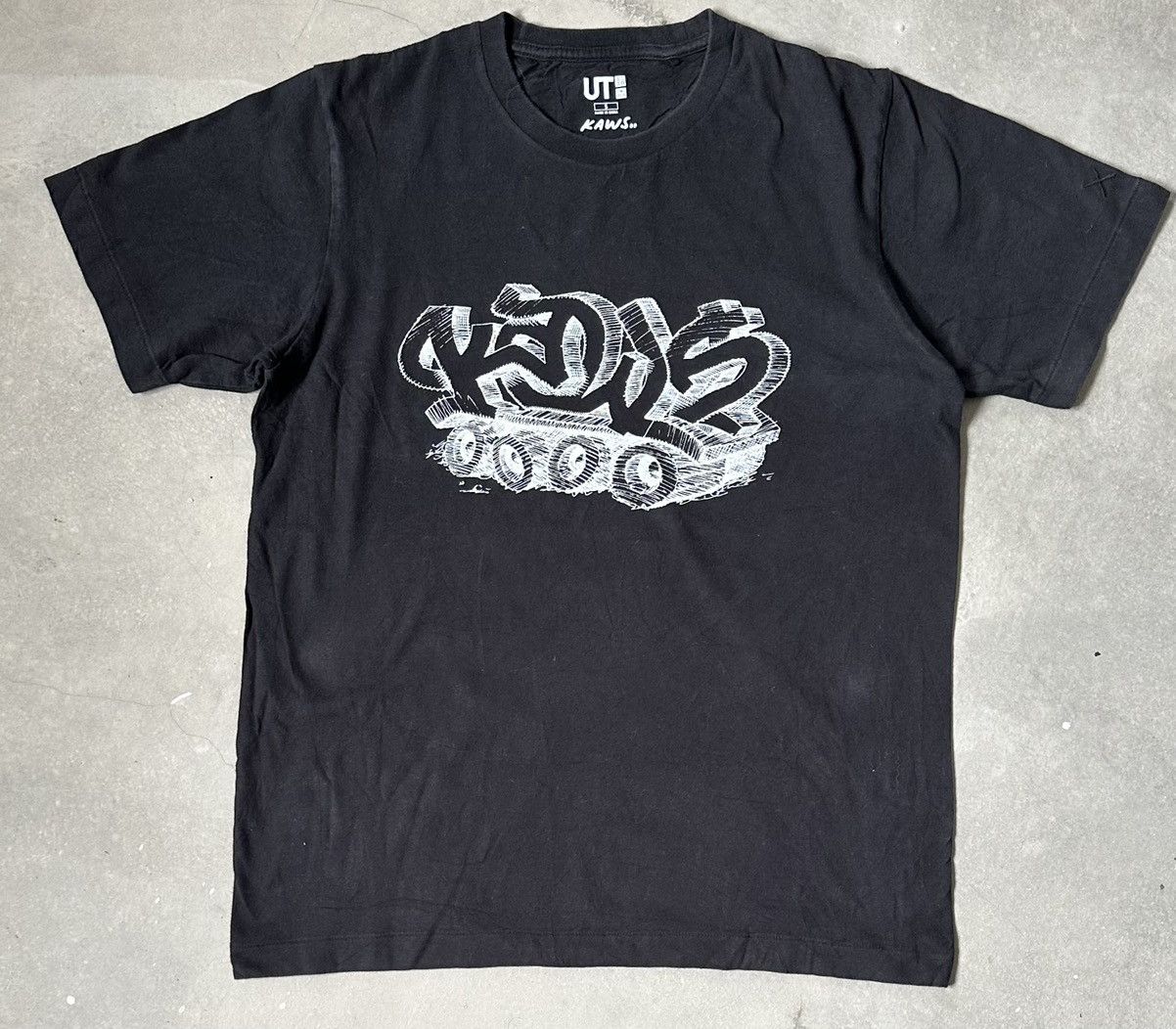 Uniqlo KAWS 2000 TEE Size US S / EU 44-46 / 1 - 1 Thumbnail