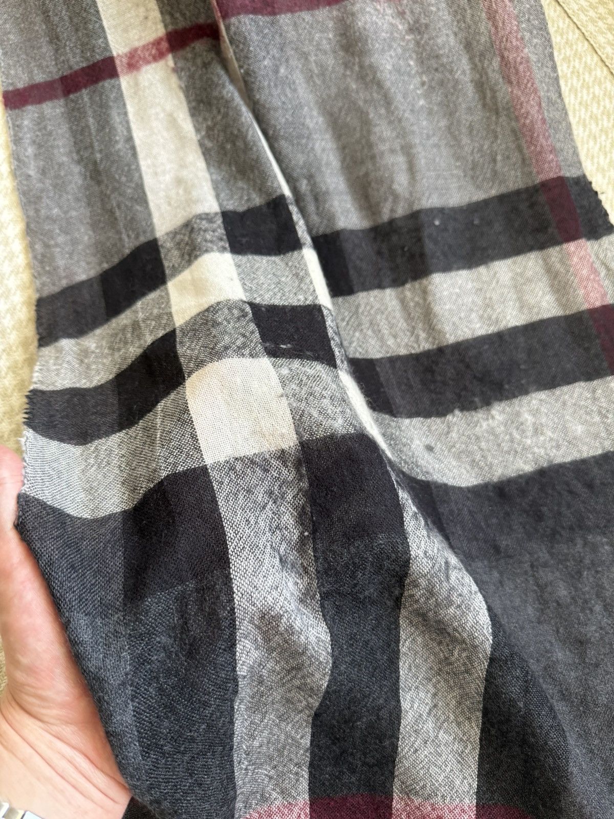 Burberry Burberry Check Cashmere and Wool Lightweight Scarf Size ONE SIZE - 11 Thumbnail
