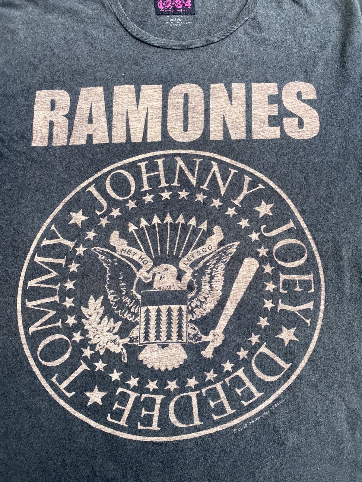 Band Tees 2012 Romones Band Tshirt Size US L / EU 52-54 / 3 - 4 Thumbnail