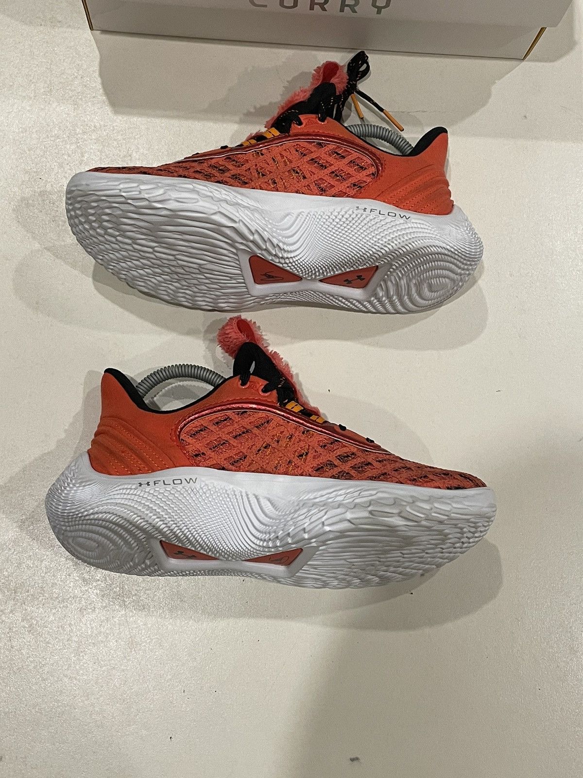 Under Armour Under Armour Curry Flow 9 Sesame Street Elmo Basketball Shoe Size US 6 / EU 39 - 2 Thumbnail
