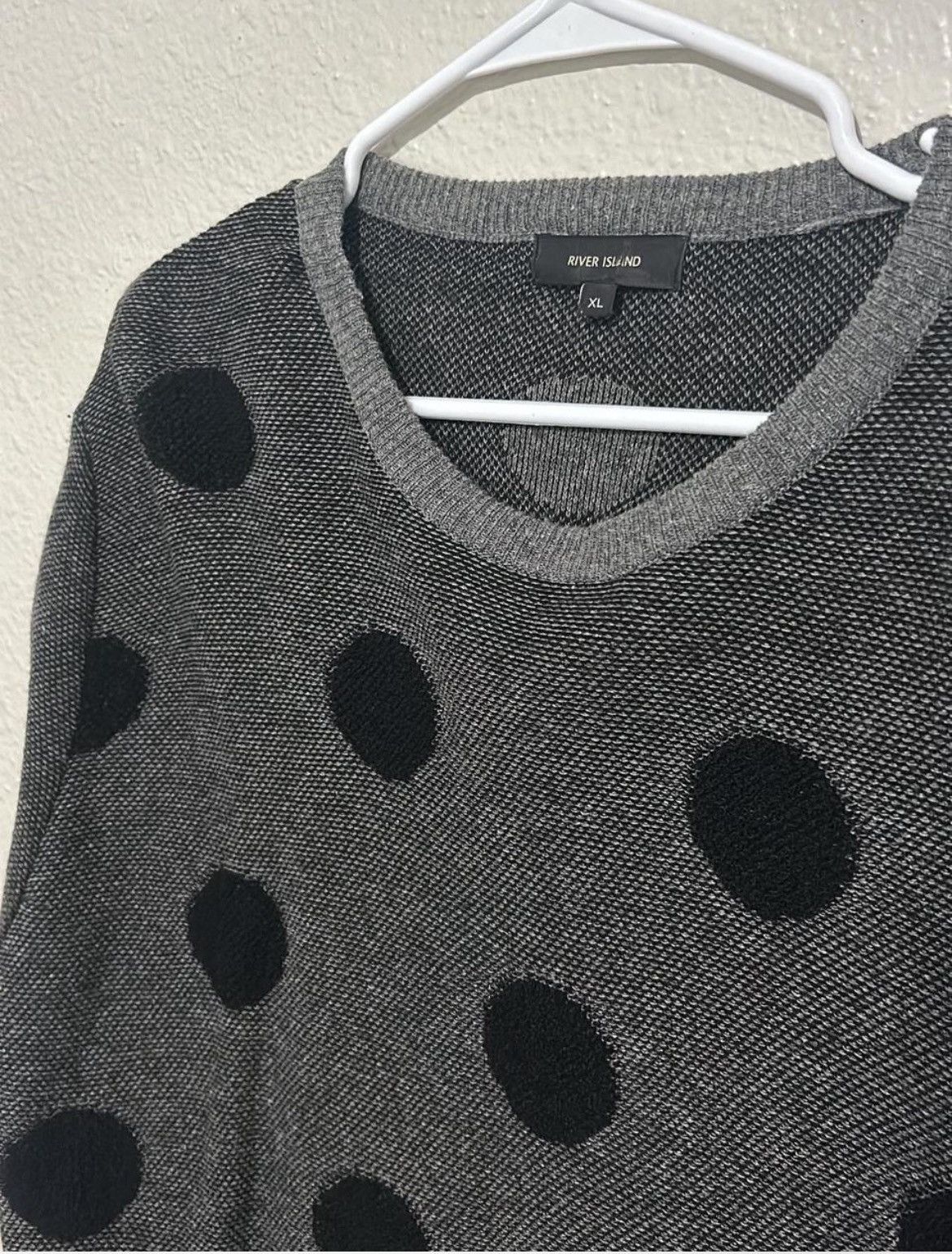 River Island River Island Grey Polka Dot Knit Sweater (XL) Size US XL / EU 56 / 4 - 2 Thumbnail
