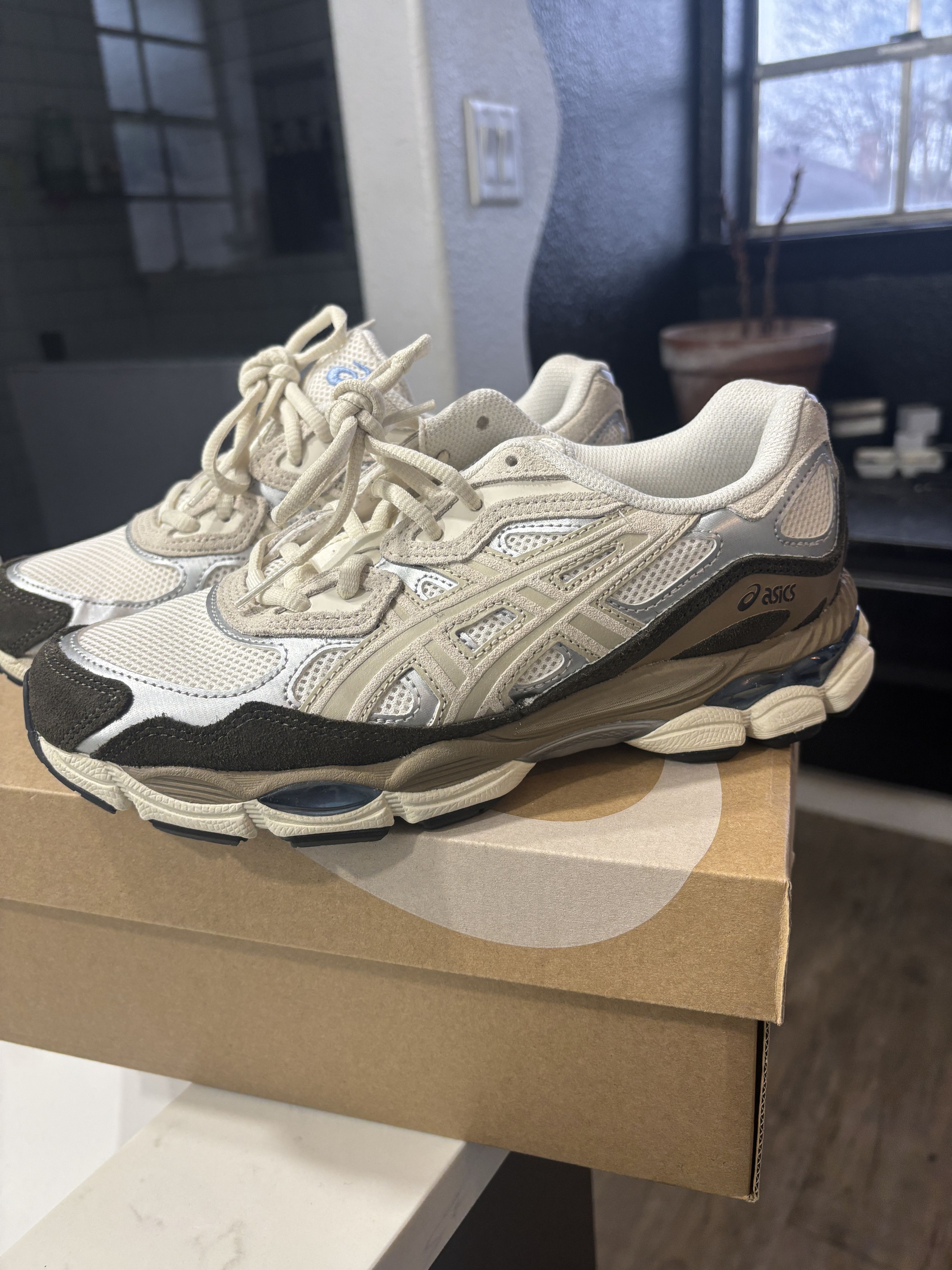 Asics Gel-NYC Size US 6 / EU 39 - 2 Thumbnail