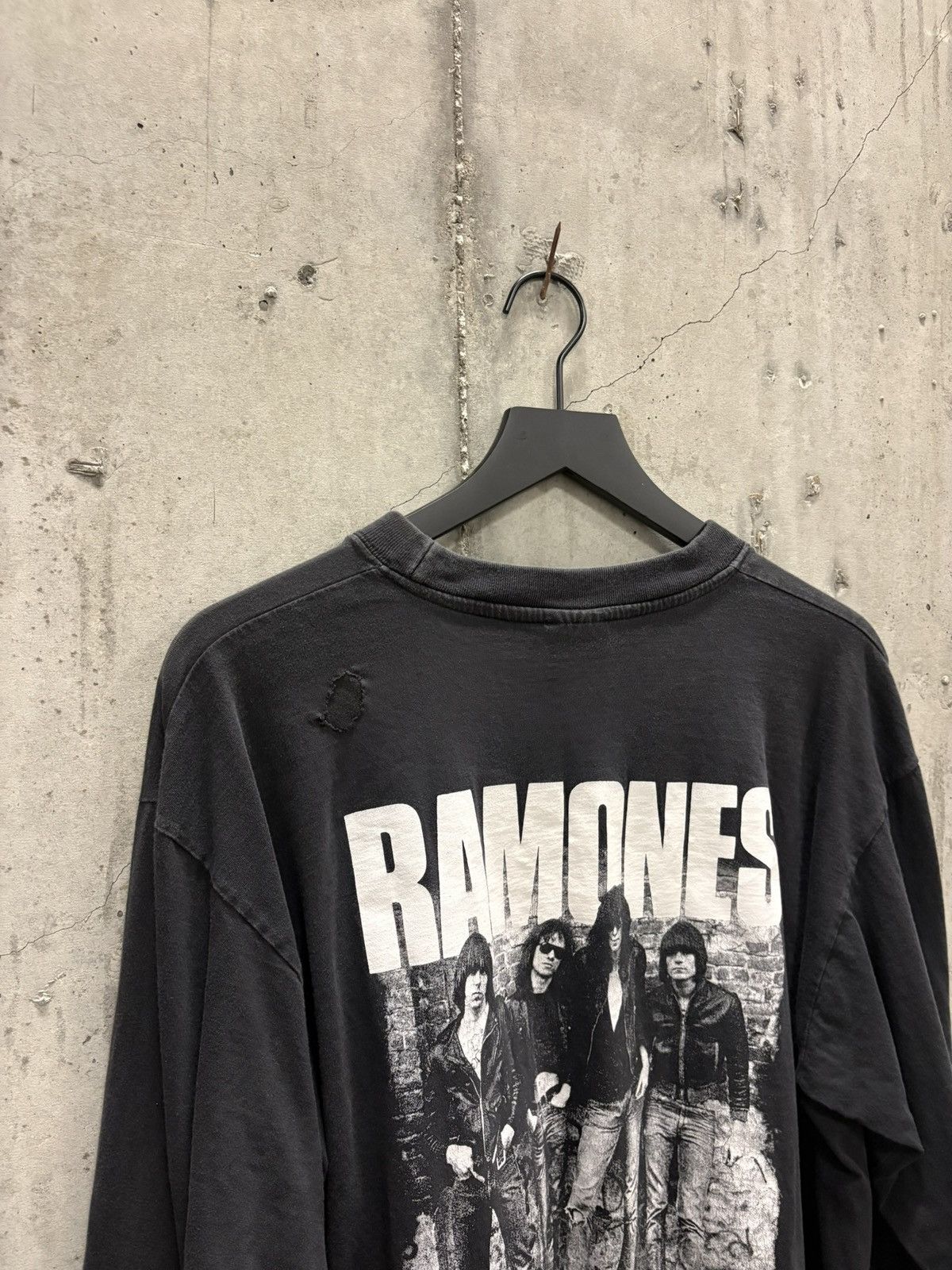 Band Tees Vintage Ramones Shirt Thrashed Faded Grunge Band Euro Size US XL / EU 56 / 4 - 4 Thumbnail