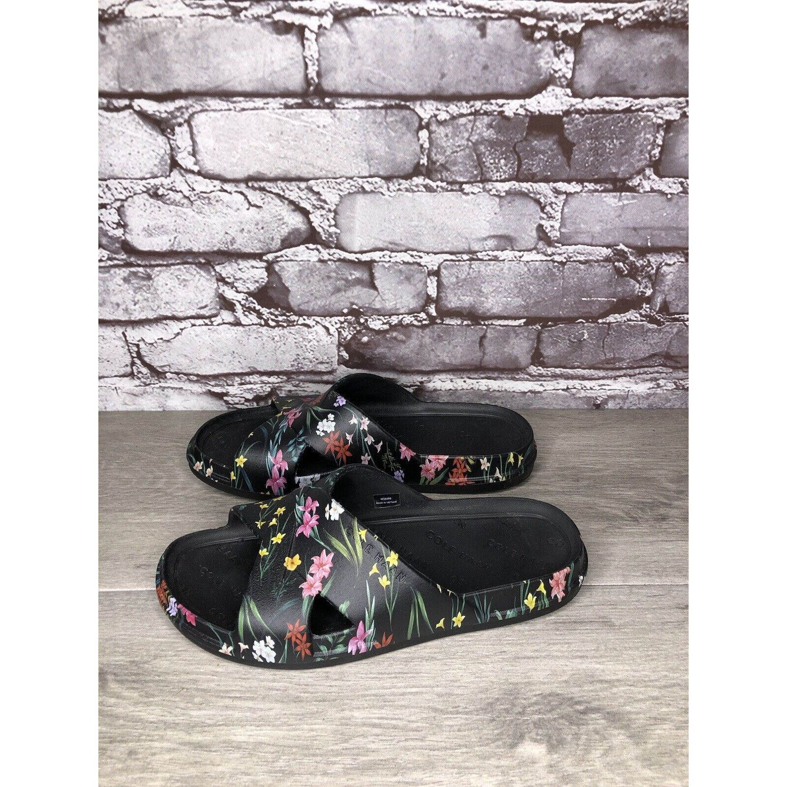 Cole Haan Cole Haan Grand Os. 25390 Black Rubber Floral Print Sandals Size US 7 / IT 37 - 16 Thumbnail