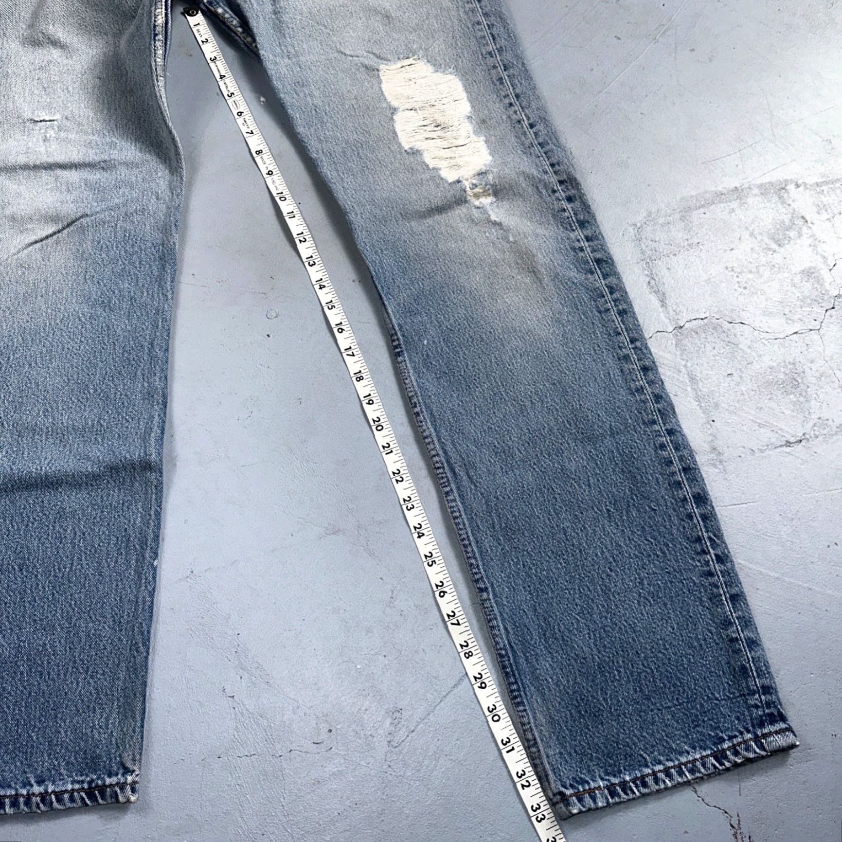 Levi's VINTAGE Levi's 501 Jeans Men's Straight Leg 34x36 Light Wash 90s Classic Denim Size US 34 / EU 50 - 6 Thumbnail